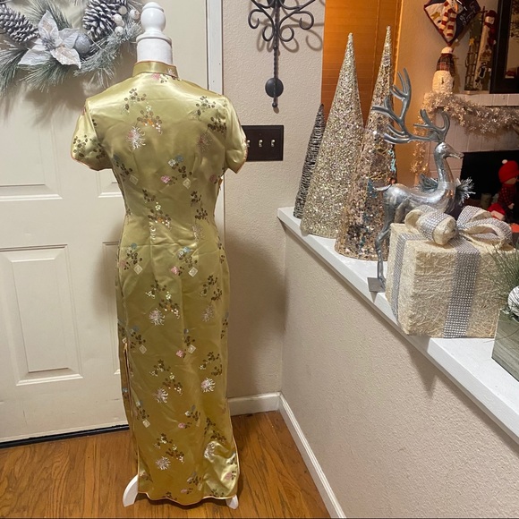 Gold Brocade Traditional Cheongsam Floral Dress - Picture 9 of 15